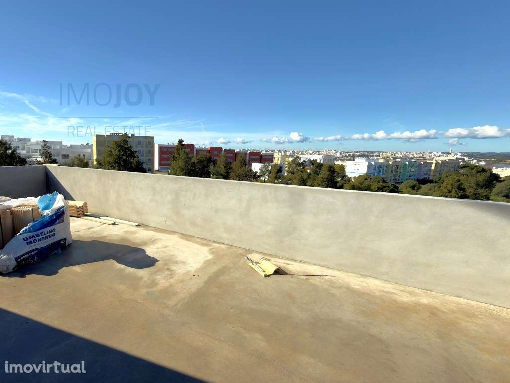 Moradia V3 + 1 Com Vista Rio no Parchal, Lagoa - Grande imagem: 3/42