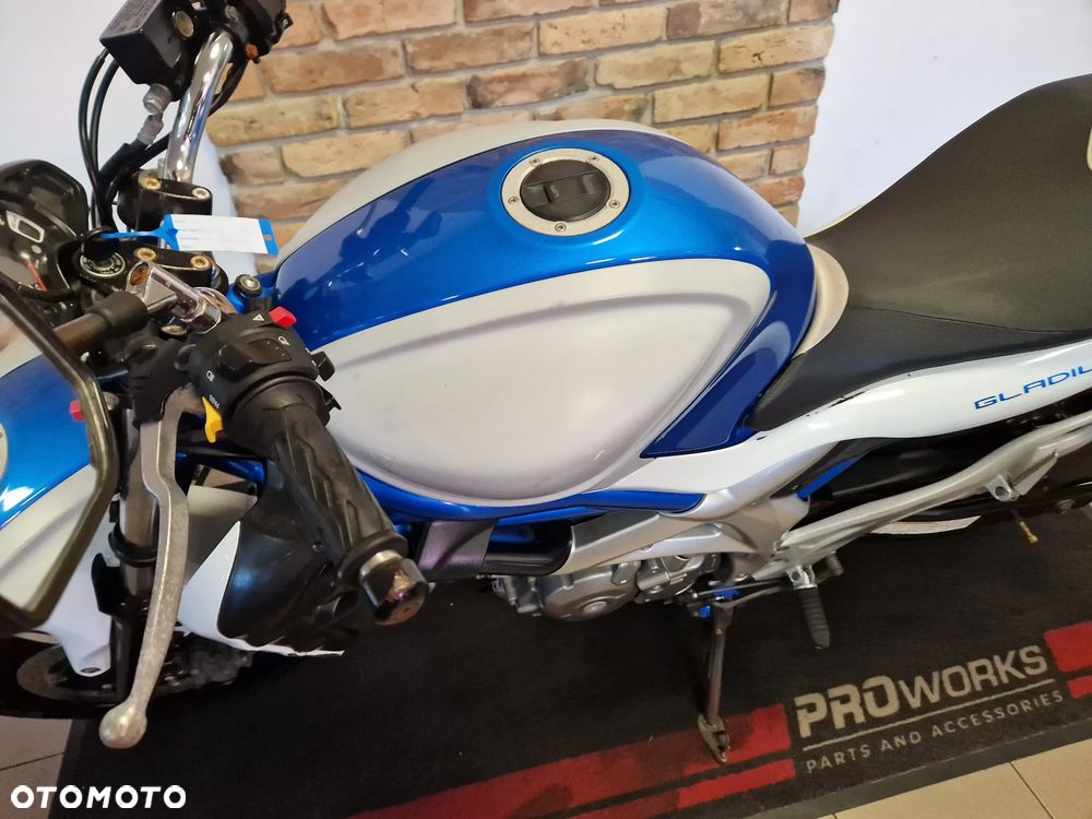 Suzuki Gladius - 16