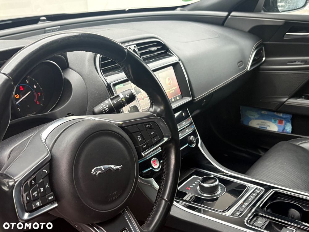 Jaguar XE 25t R-Sport - 20