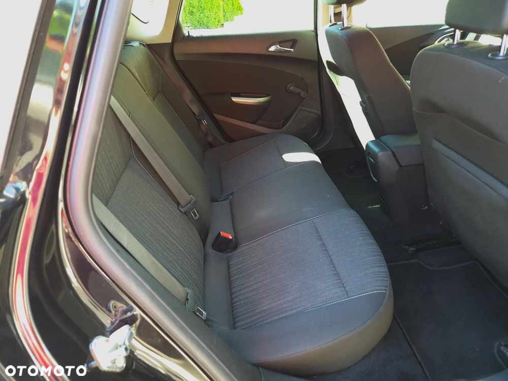 Opel Astra 1.4 Turbo Design Edition - 32