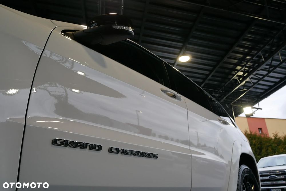 Jeep Grand Cherokee - 34