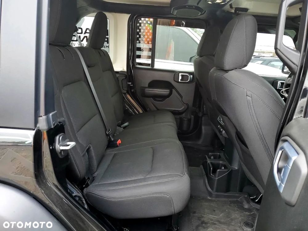 Jeep Wrangler - 12