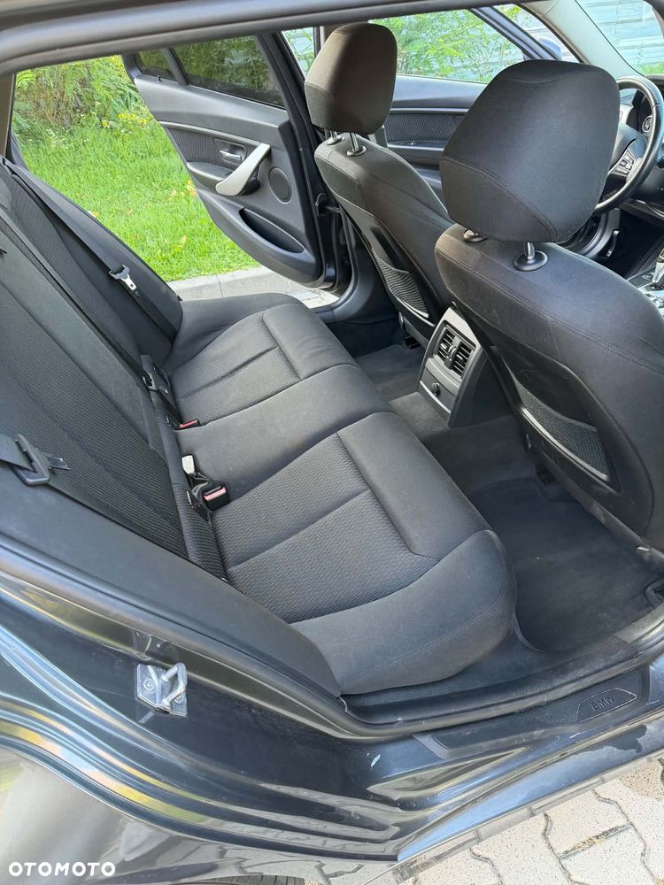 BMW Seria 3 320i xDrive - 9