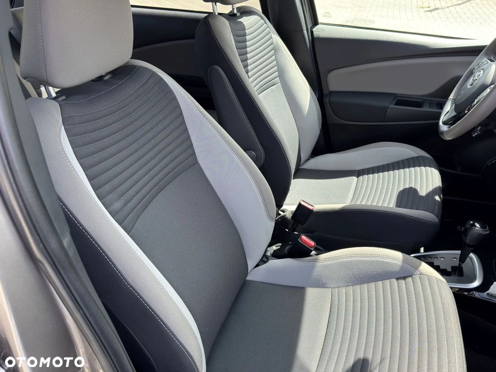 Toyota Yaris Hybrid 100 Selection Platinum - 8