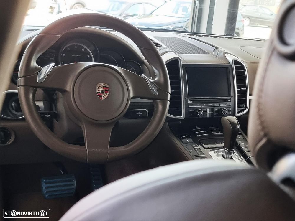 Porsche Cayenne Turbo - 12