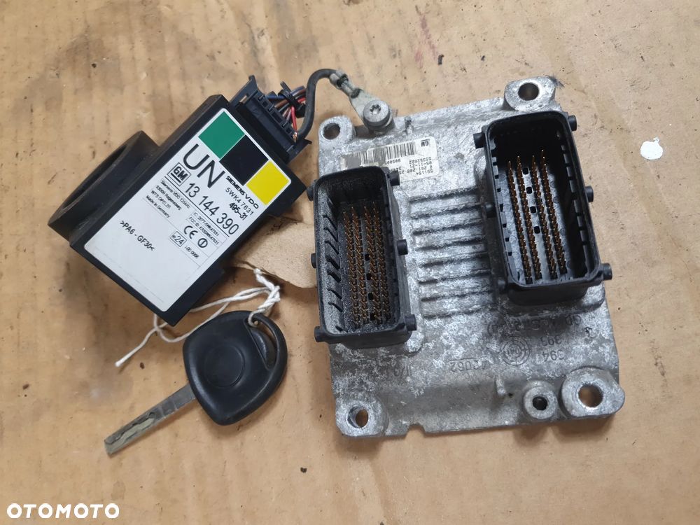} OPEL CORSA C 3 III 1.2 B KOMPUTER STEROWNIK SILNIKA ECU 0261208253 13144390 - 1