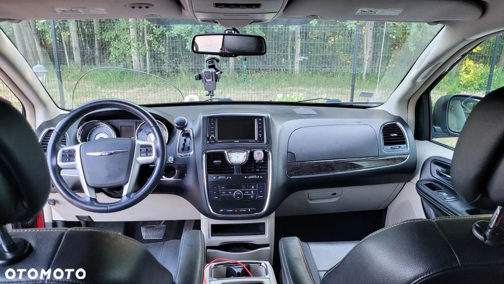 Chrysler Town & Country - 12