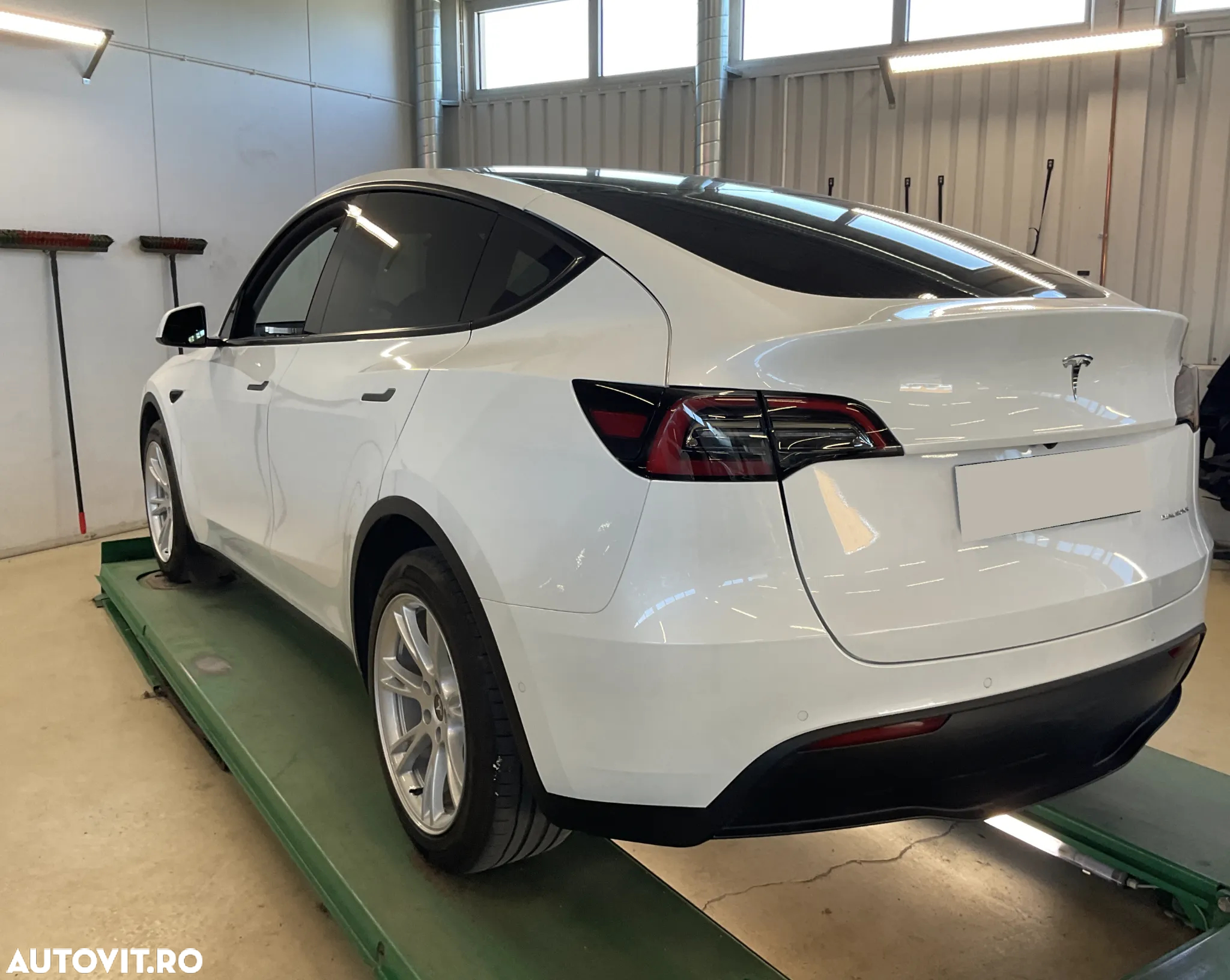 Tesla Model Y Long Range Dual Motor AWD - 4