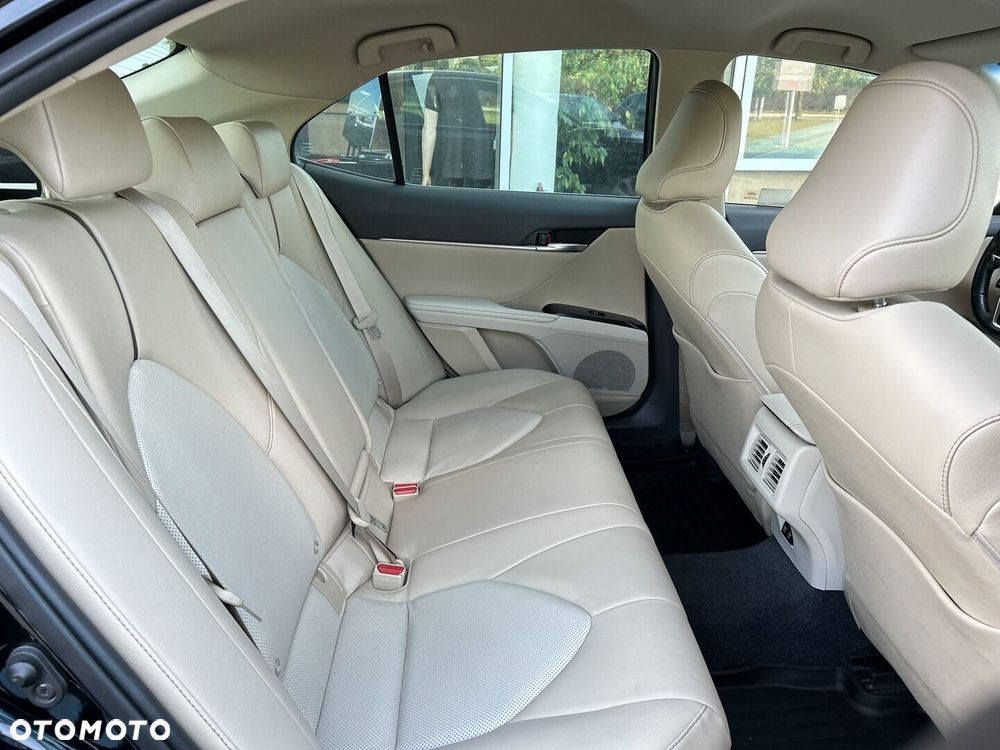Toyota Camry 2.5 Hybrid Comfort CVT - 24