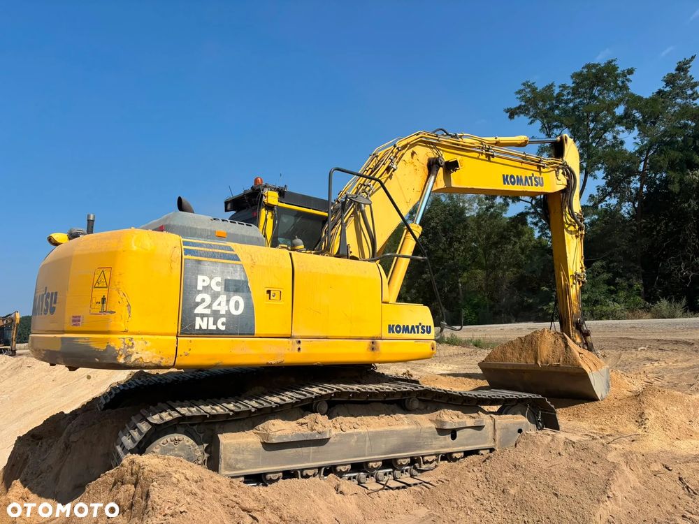 Komatsu PC240 - 3