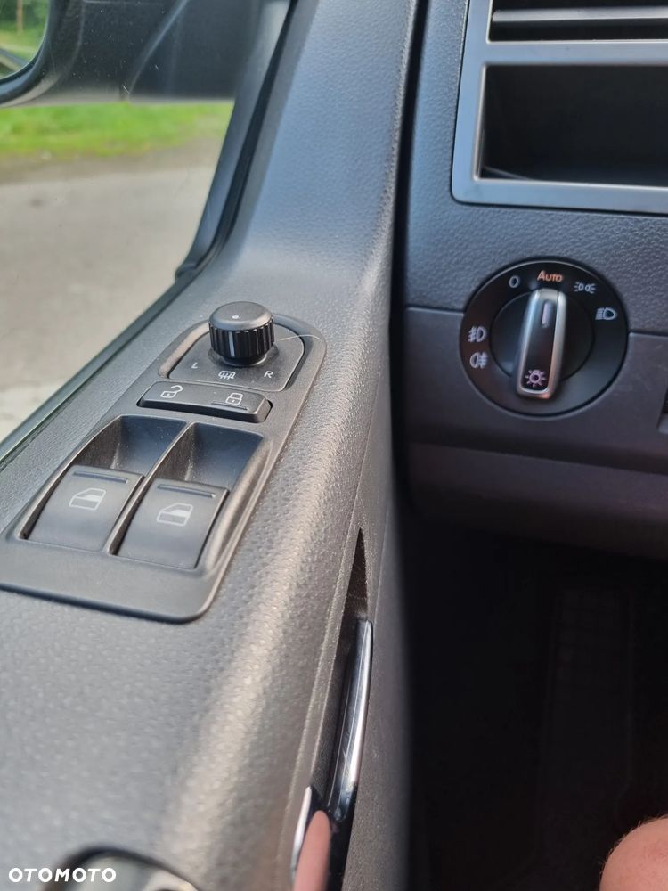 Volkswagen Caravelle - 24
