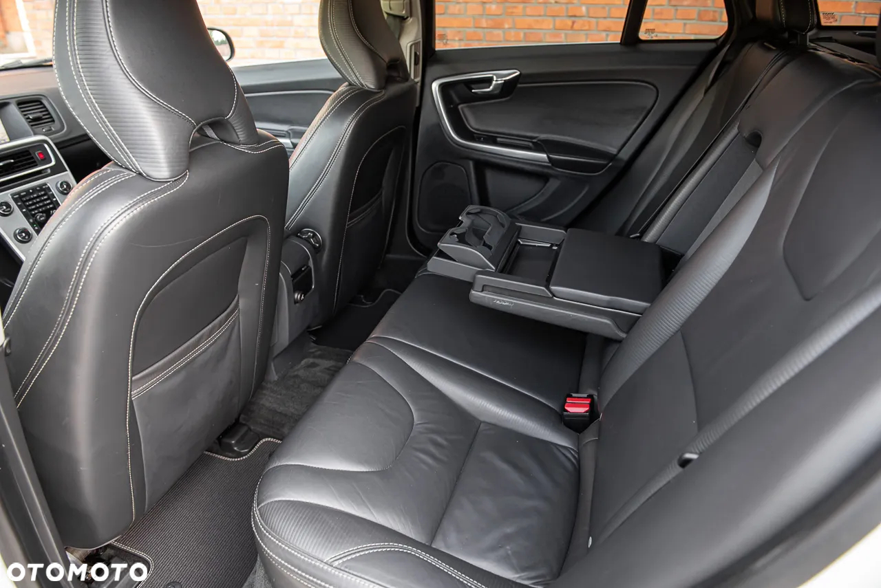 Volvo V60 D5 R-Design - 27