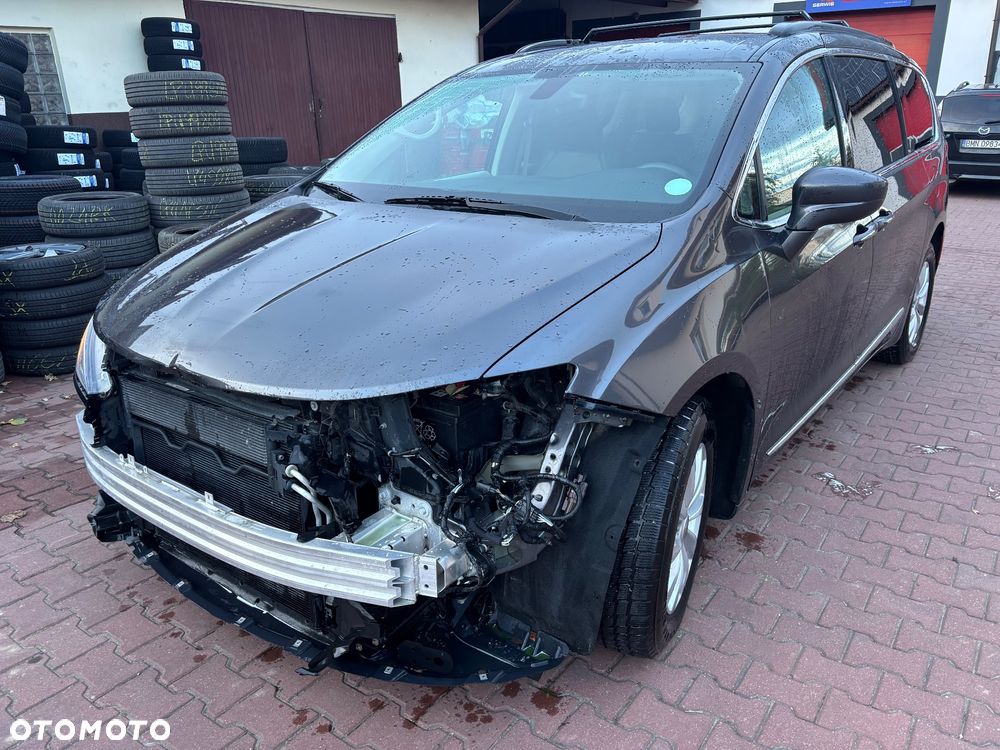 Chrysler Pacifica - 4