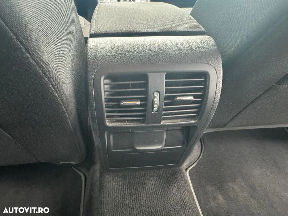 Volkswagen Passat Variant 2.0 TDI Blue TDI DSG Highline - 25