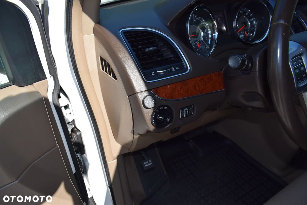 Chrysler Town & Country 3.6 Touring - 16