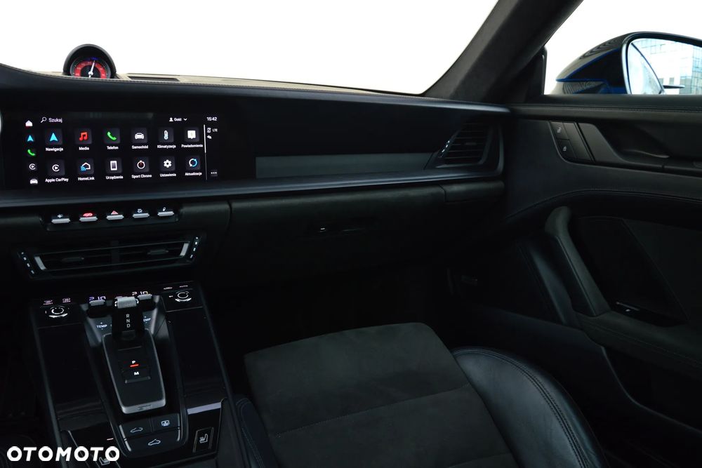 Porsche 911 Carrera 4 GTS - 26