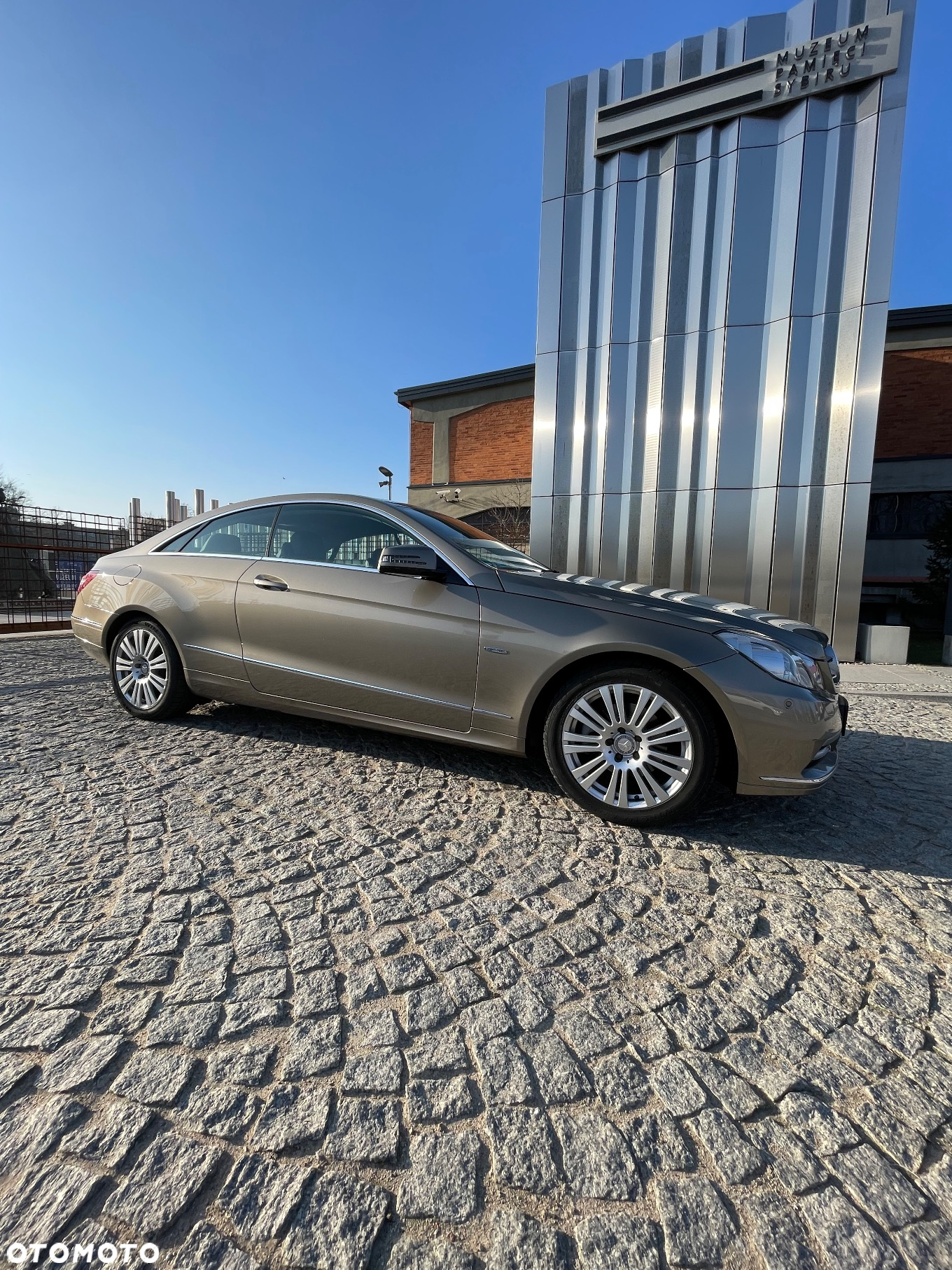 Mercedes-Benz Klasa E 200 CGI Coupe BlueEFFICIENCY Automatik Elegance - 2