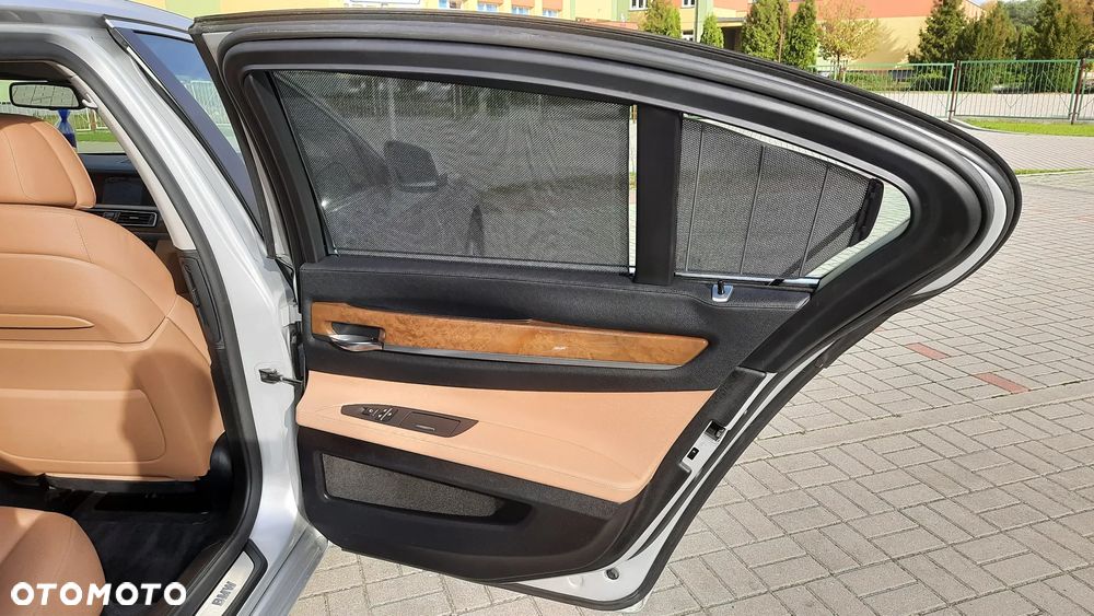 BMW Seria 7 750i - 12