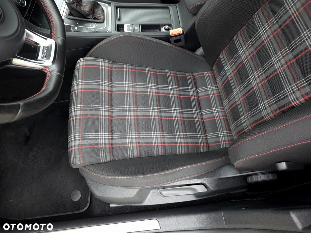 Volkswagen Golf - 12