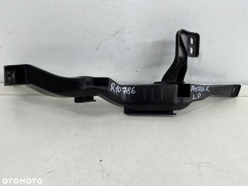 Ślizg Opel Astra K 15-21r. lewe przednie mocowanie wspornik uchwyt lampy reflektora zderzak 13423699