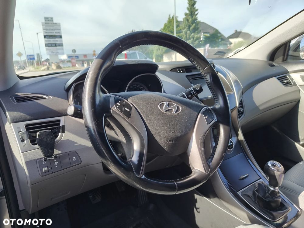 Hyundai Elantra 1.6 Comfort - 10