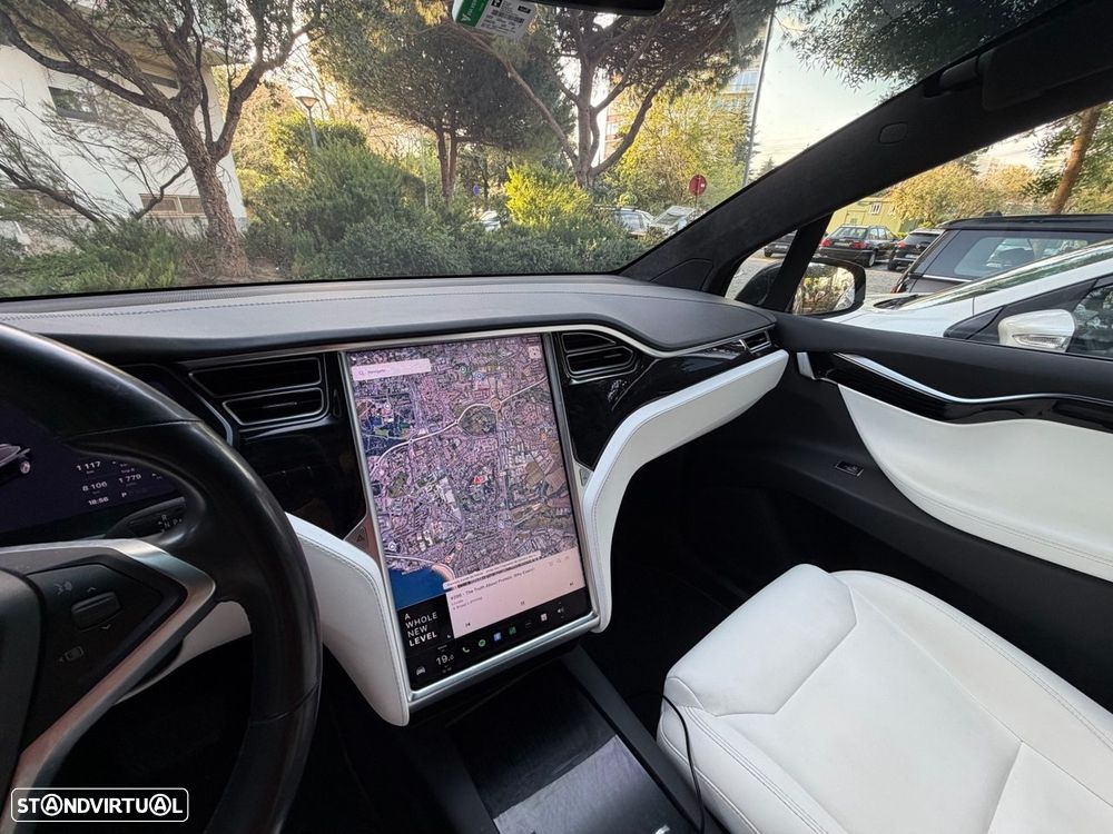Tesla Model X - 9
