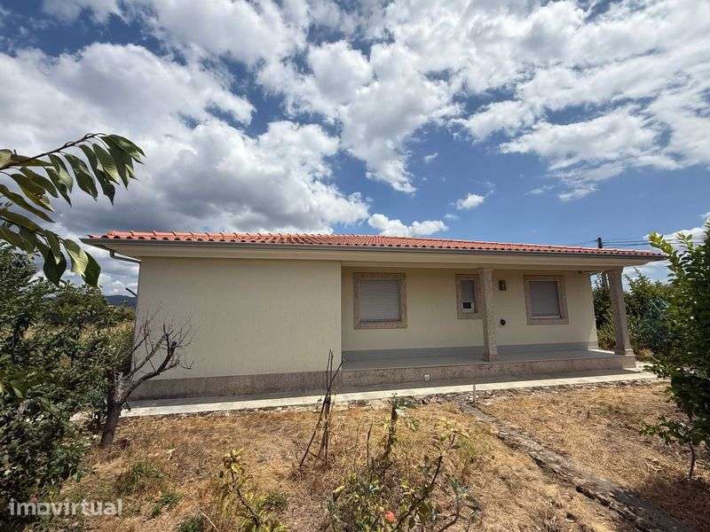Moradia recente de 145 m² com terreno de 750 m² - Grande imagem: 3/6