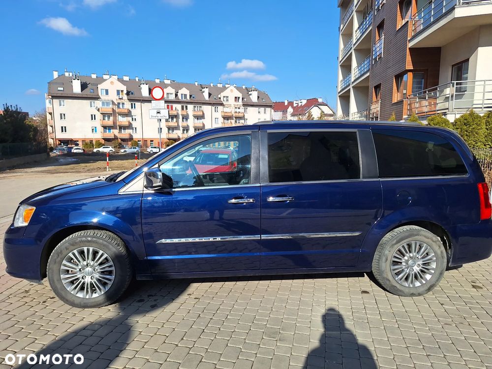 Chrysler Town & Country - 1