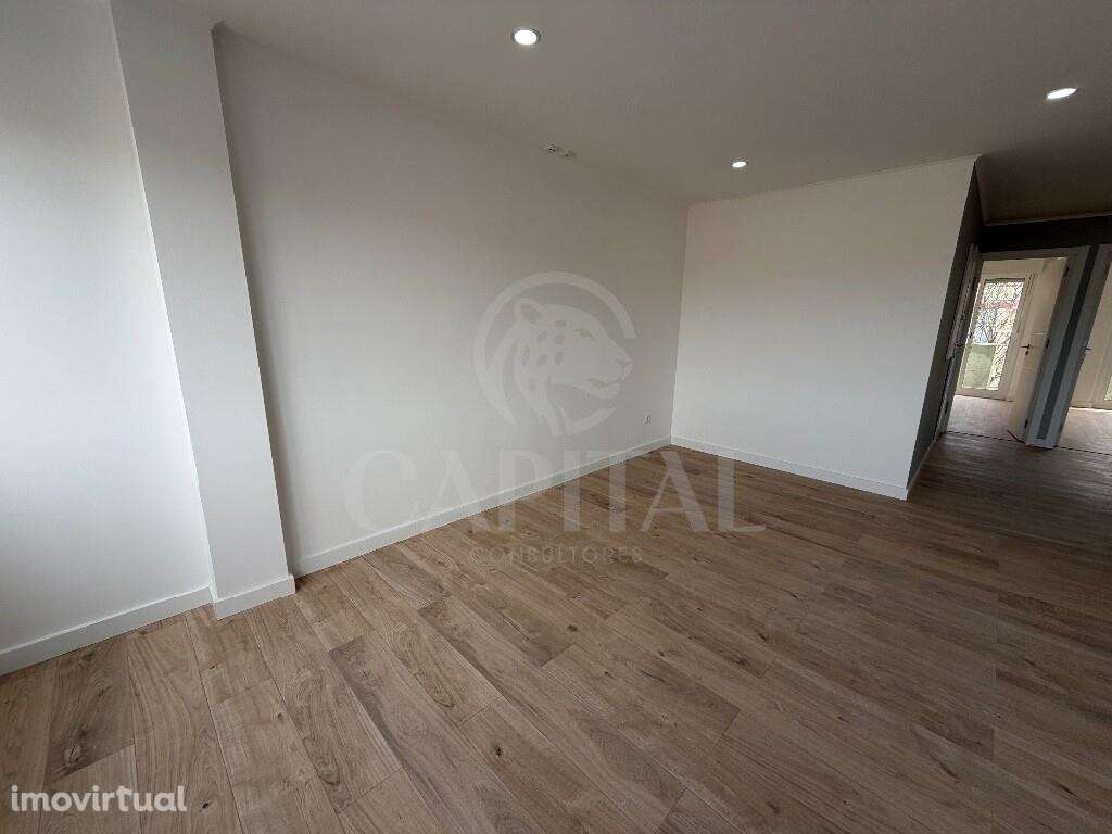 T4 com Varanda e Cozinha Equipada na Amadora - Grande imagem: 5/54