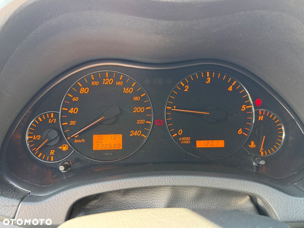 Toyota Avensis 2.0 D-4D - 12