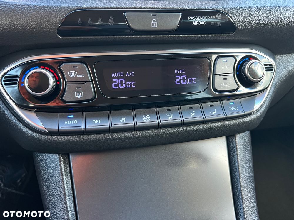 Hyundai i30 1.6 D Premiere Luxury DCT - 17