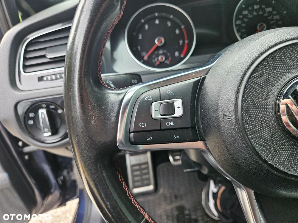 Volkswagen Golf - 22