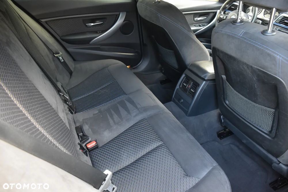 BMW Seria 3 320d DPF Edition Sport - 32