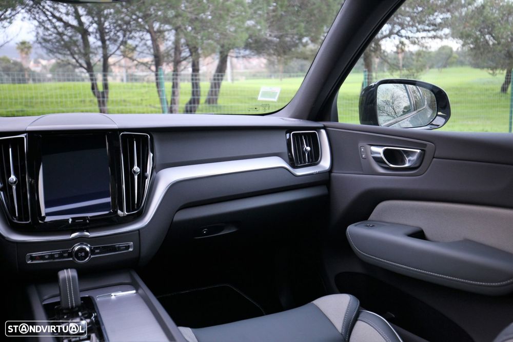 Volvo XC 60 2.0 T8 PHEV R-Design AWD - 28