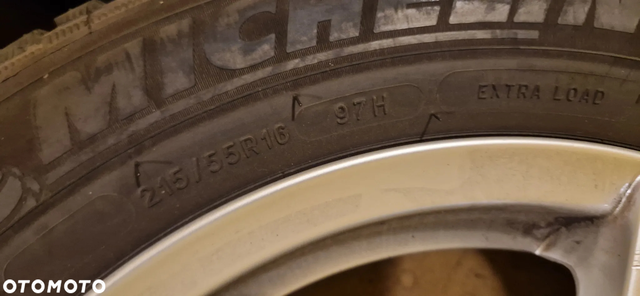 Sprzedam komplet kół z felgami aluminiowymi do VW Passata. Opony Michelin 215/55/R16 - 17