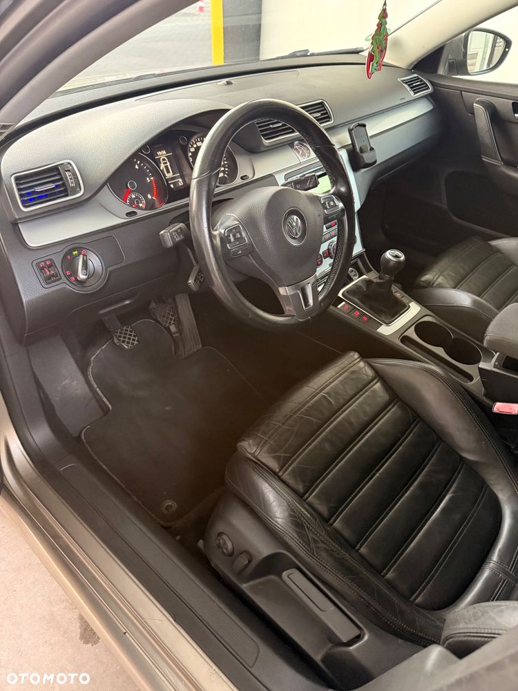 Volkswagen Passat - 16