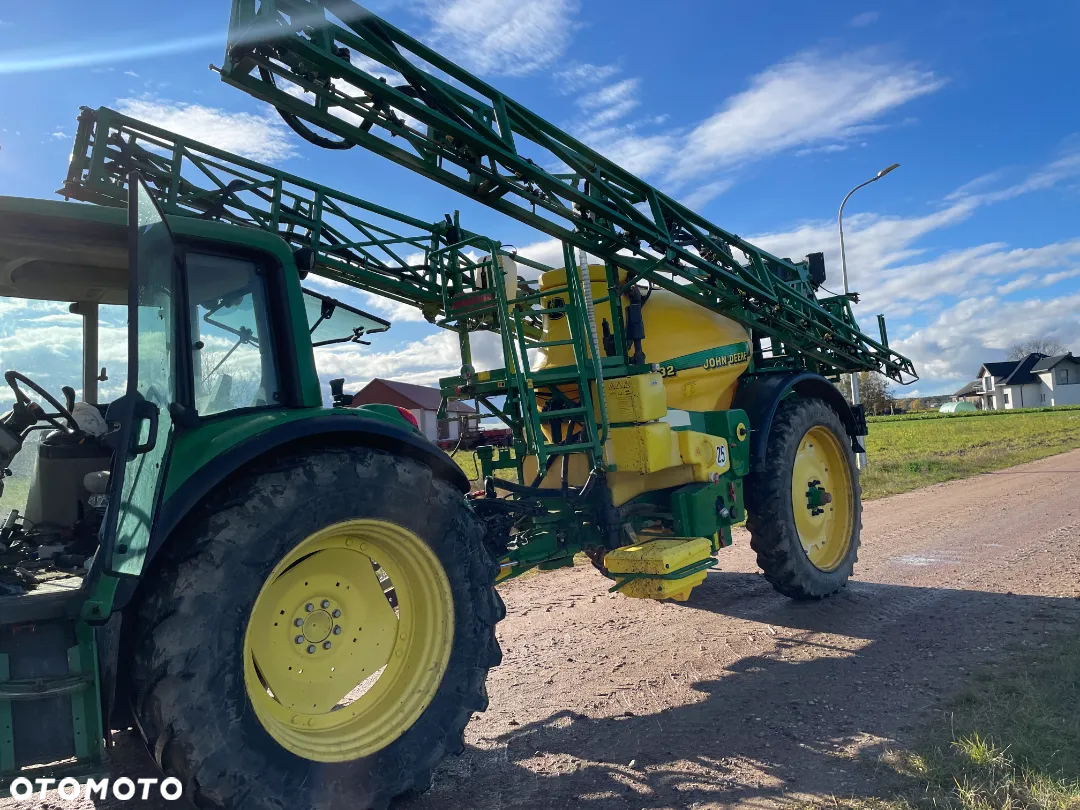 John Deere 832 - 4