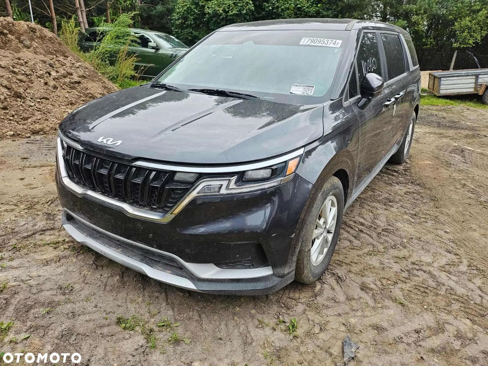 Kia Carnival - 1