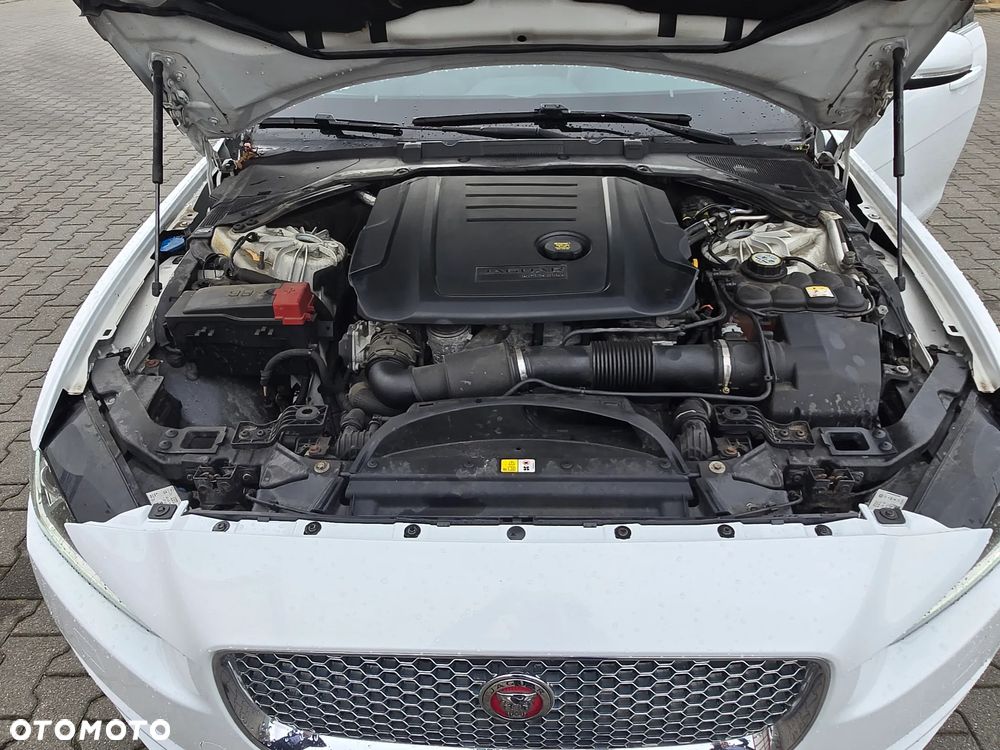 Jaguar XE 2.0 D AWD Prestige - 6