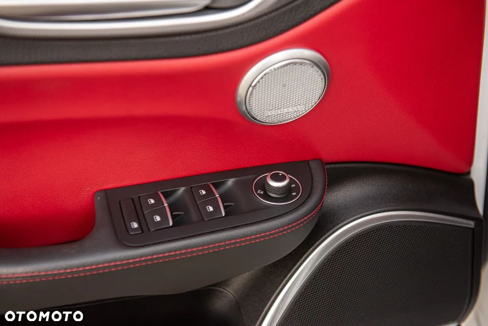 Alfa Romeo Giulia 2.0 Turbo 16V AT8-Q4 Veloce - 23