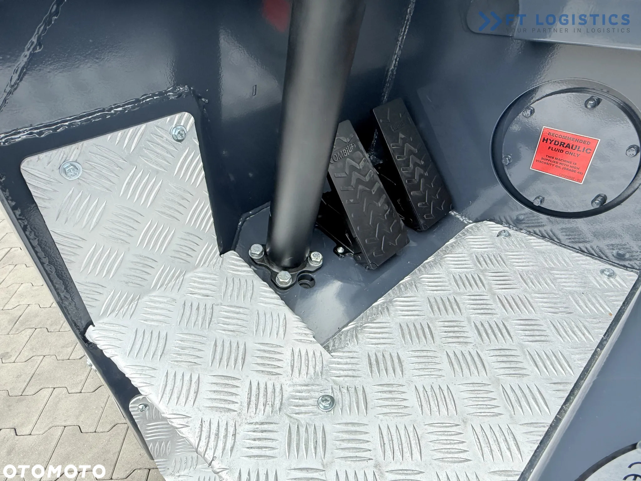 Combilift CBE2500 / TRIPLEX / 5500MM / WOLNY SKOK / NAPĘD ELEKTRYCZNY / JEDYNIE 2300MTH / POZYCJONER / PRZESUW BOCZNY / NOWE OPONY / JAK NOWY / Szeroka oferta wózków czterokierunkowych i bocznych, dopasowanych do różnorodnych potrzeb i zastosowań. - 10