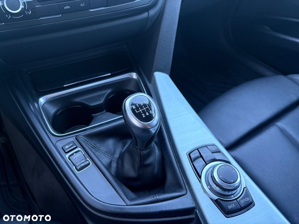 BMW Seria 3 318d Sport Line EU6 - 16