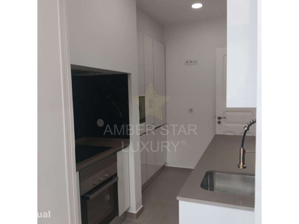 Apartamento T3 totalmente remodelado na Av. General Roçadas - Grande imagem: 2/17