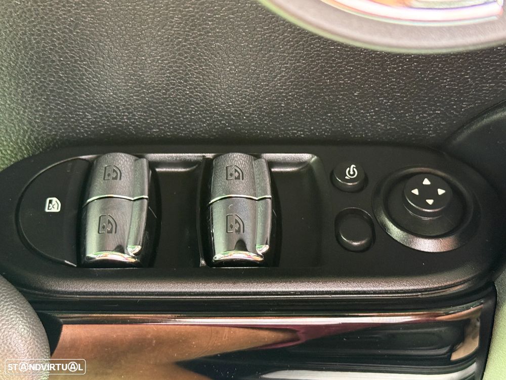 MINI 5 Portas Cooper D Auto - 24