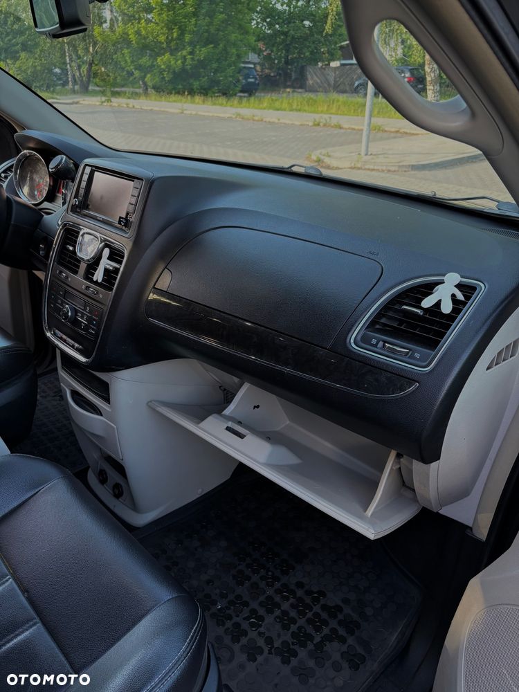 Chrysler Town & Country - 9