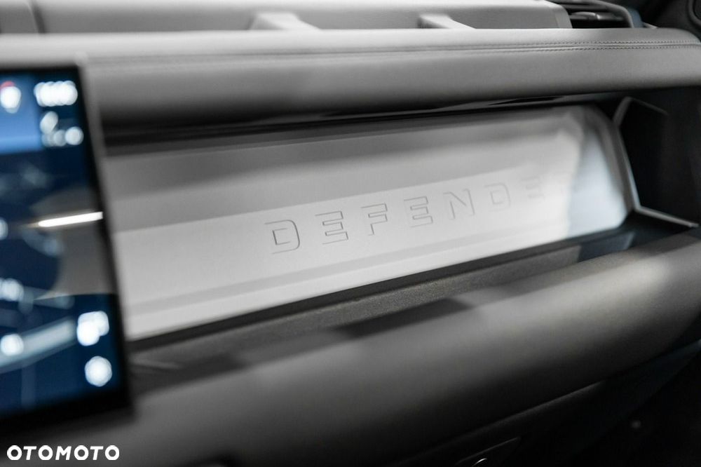 Land Rover Defender - 26