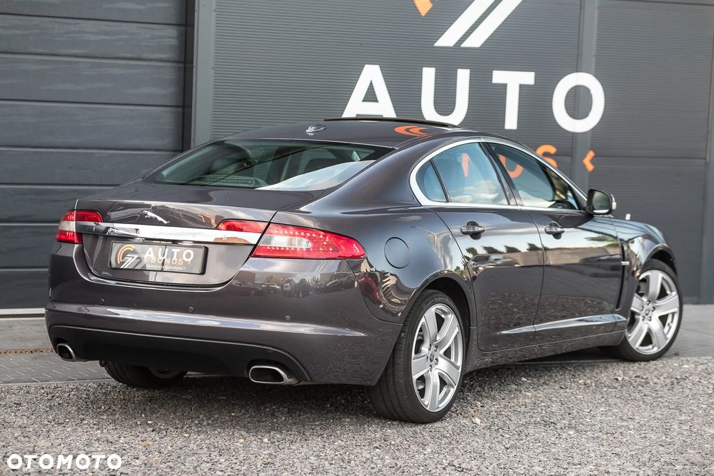 Jaguar XF 4.2 Super V8 - 9