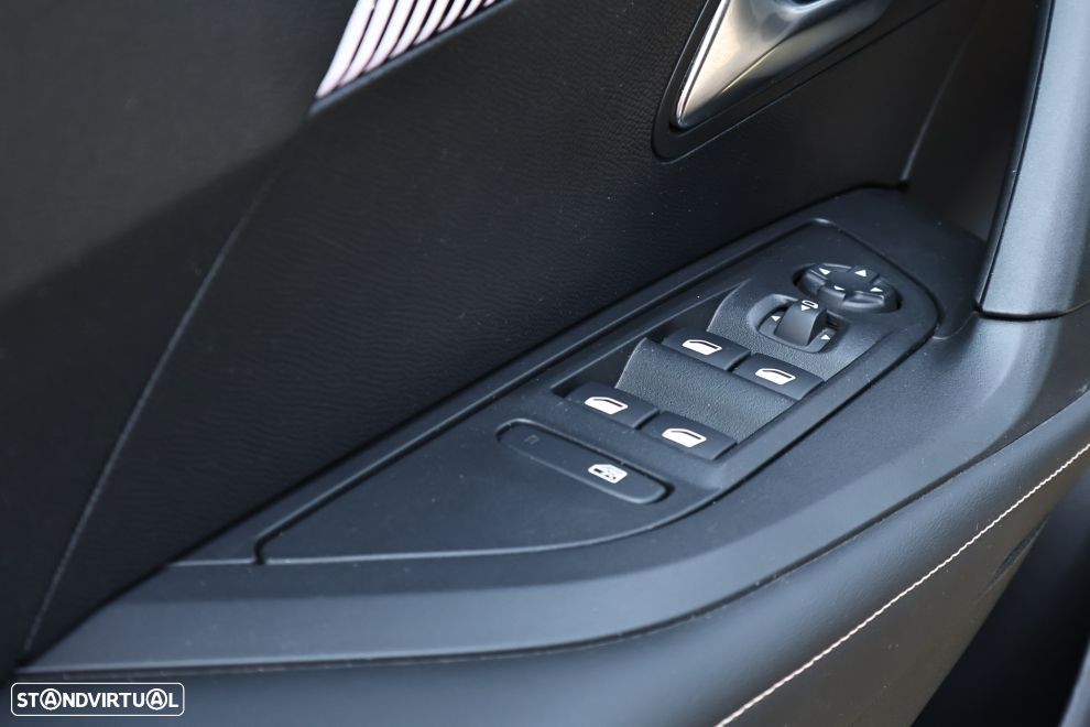 Peugeot 2008 1.2 Hybrid Allure e-DCS6 - 17