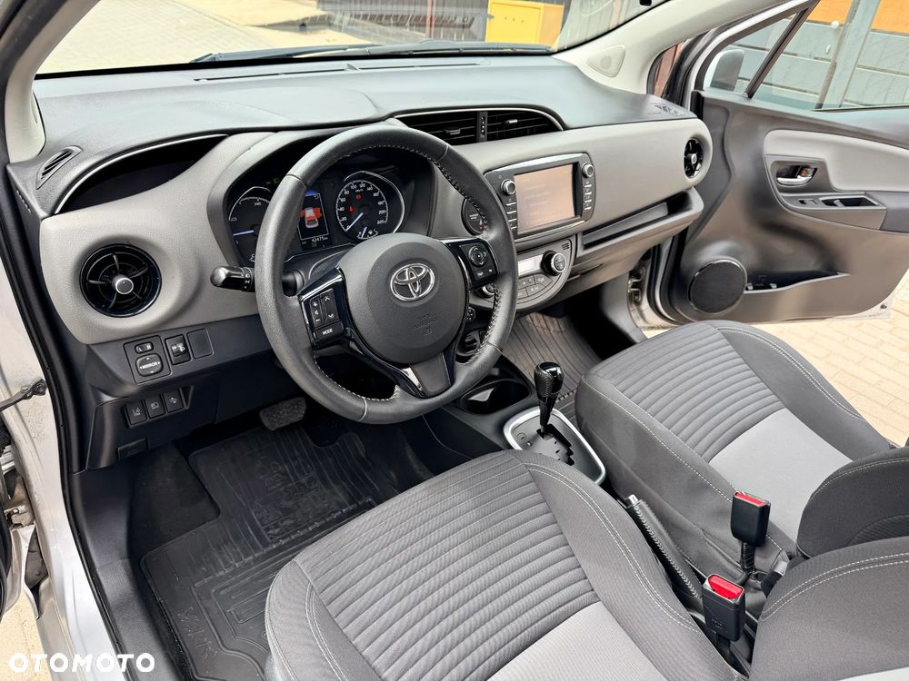 Toyota Yaris Hybrid 100 Sol - 8