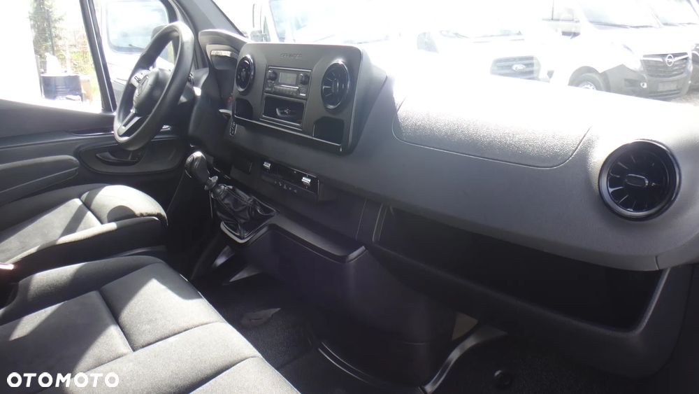 Mercedes-Benz Sprinter - 13